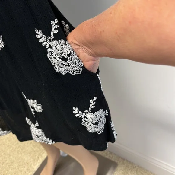 Free People Black mini dress with white embroidered rosette’s open back size M - Picture 4 of 14